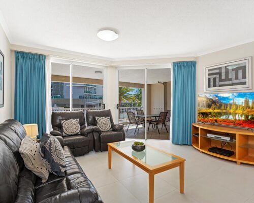 Kirra-Beach-Apartments-2-bed-pool-view (12)