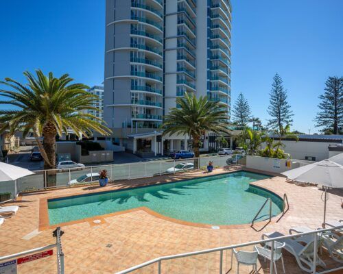 Kirra-Beach-Apartments-2+1-Bed-Poolview (5)