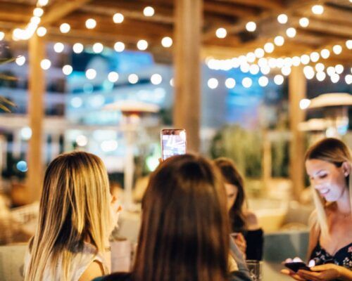 the-island-rooftop-restaurant-people-talking-and-drinking-cocktails-under-lights-(1)